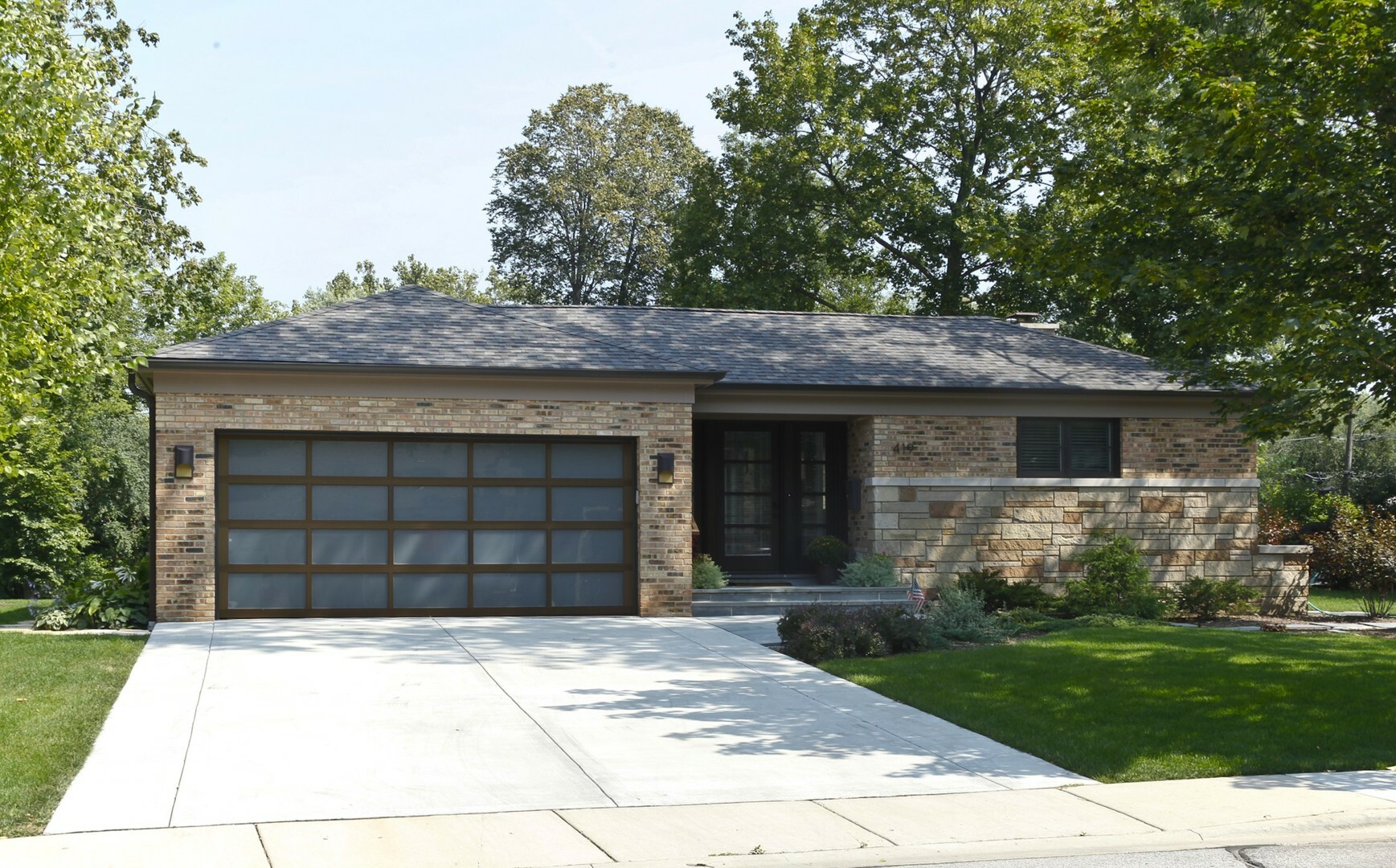 Property Photo: 419 N Lincoln Lane IL 60004
