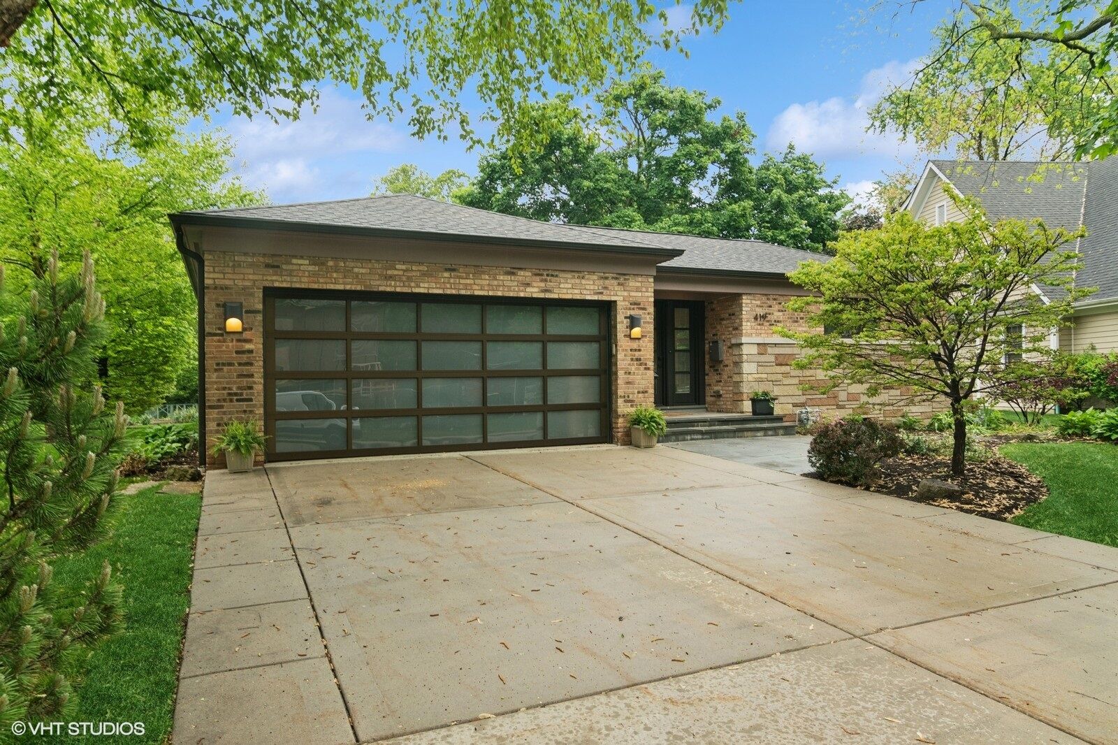 Property Photo: 419 N Lincoln Lane IL 60004