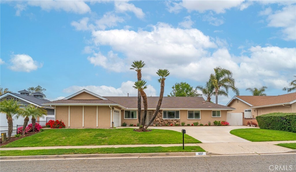 Property Photo:  637 Anson Street  CA 93065 