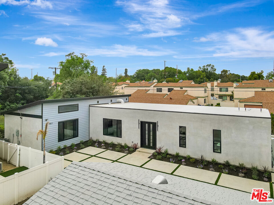 Property Photo: 19513 Cantara Street CA 91335