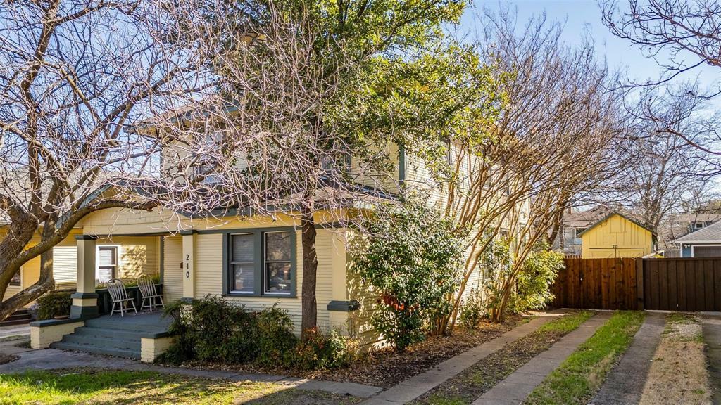 Property Photo: 210 S Rosemont Avenue C TX 75208