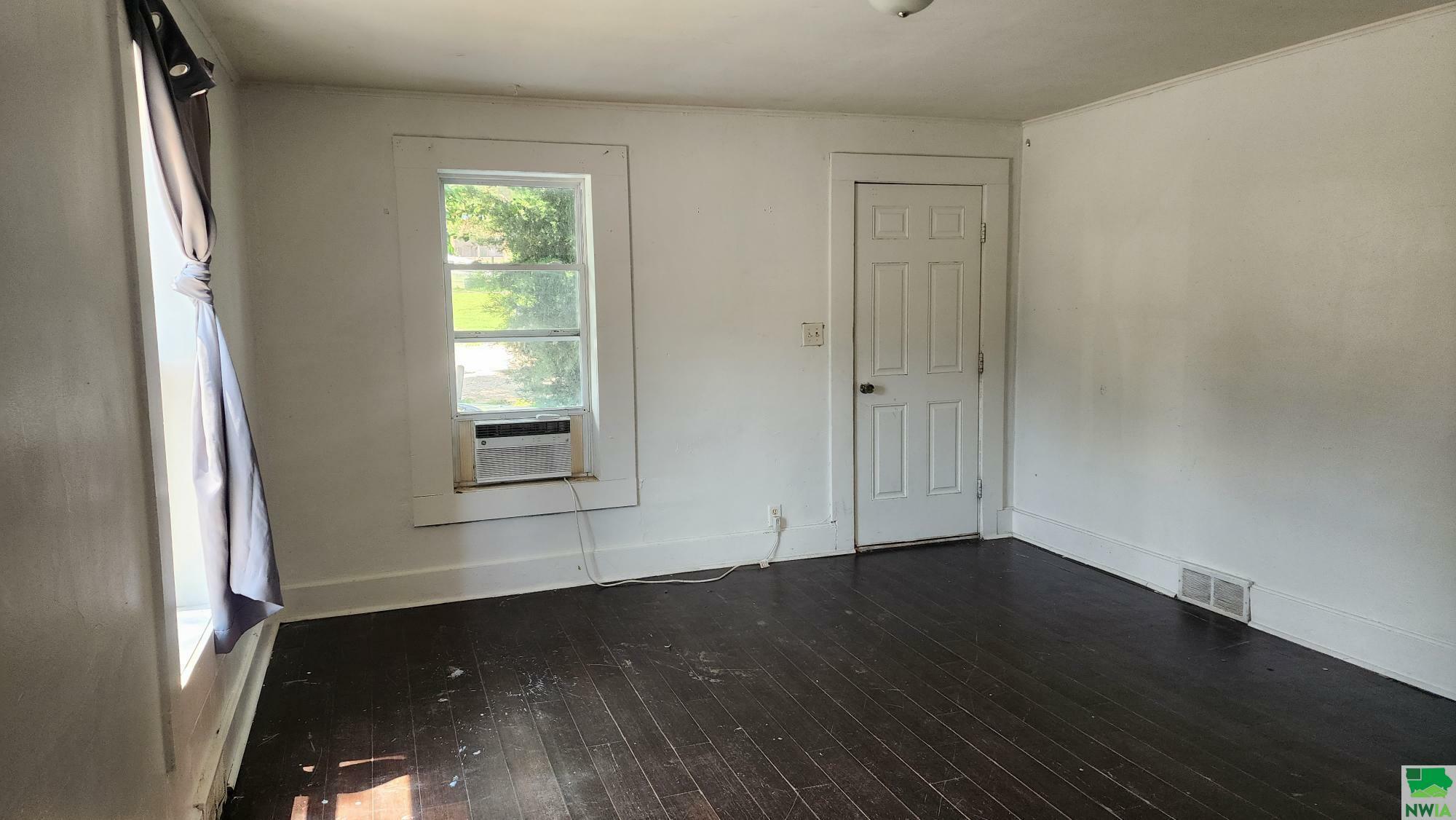 Property Photo: 1012 1/2 Virginia St IA 51105