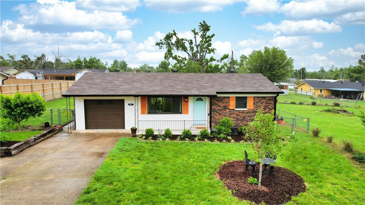 Property Photo: 807 N 12th Place AR 72756