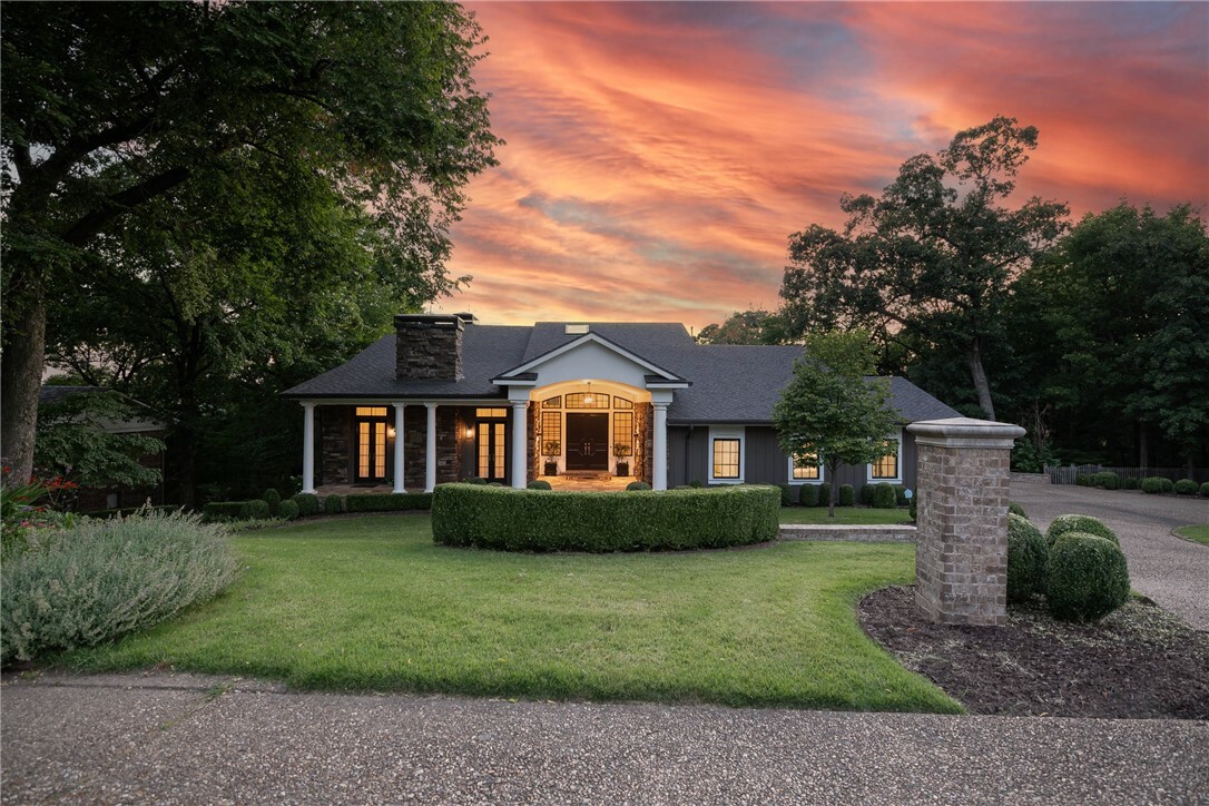 Property Photo: 2627 N Sherwood Lane AR 72703