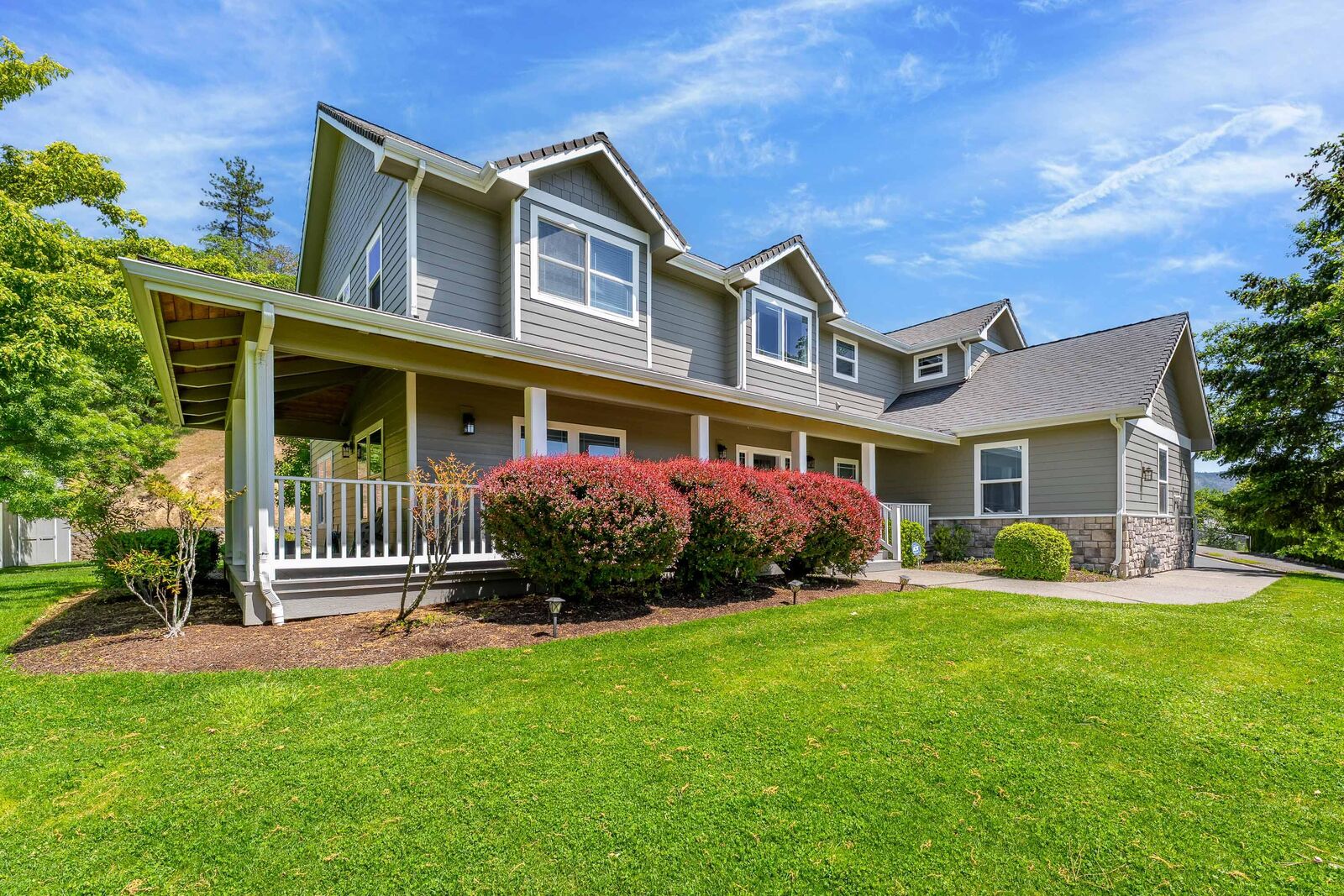 Property Photo:  1898 NW Sunview Place  OR 97526 