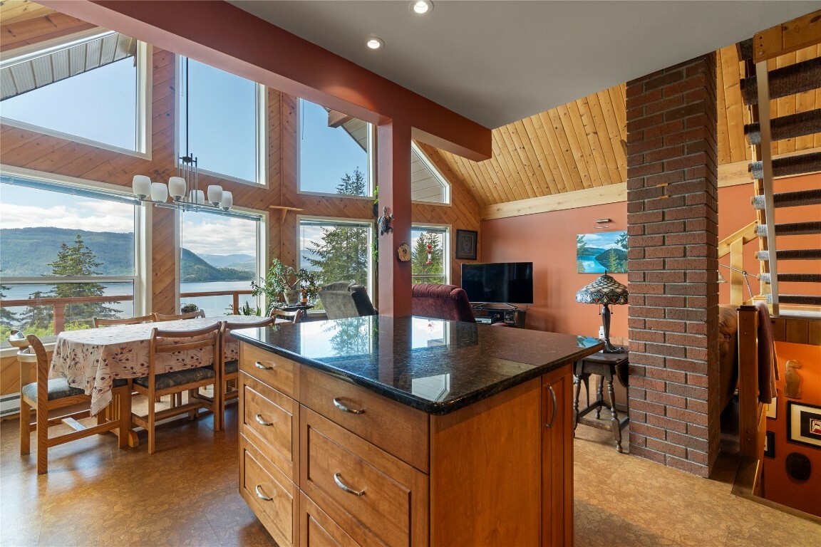 Photo de la propriété: 5261 Hlina Road BC V0E 1M6