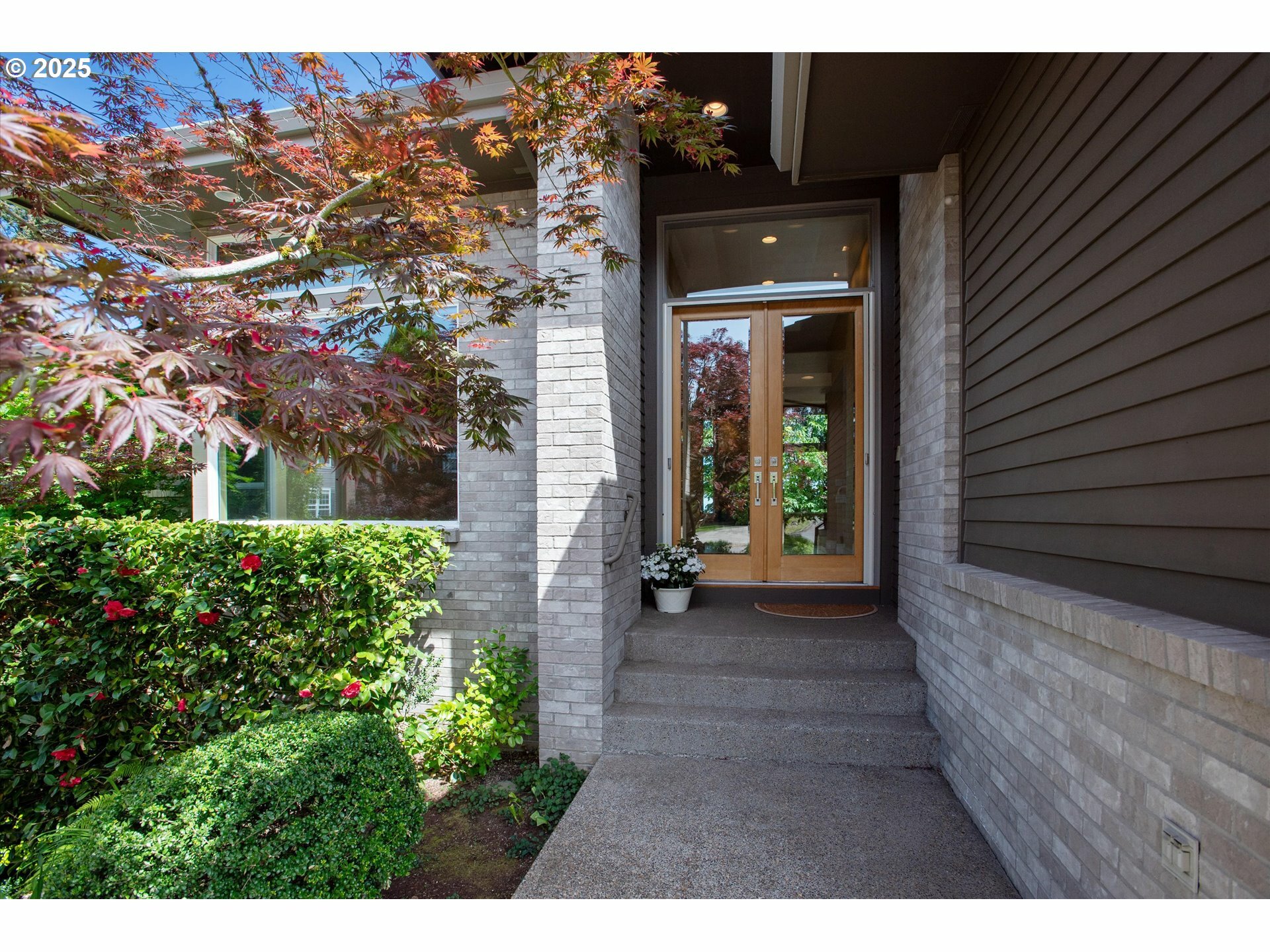 Property Photo: 22040 Shannon Pl OR 97068