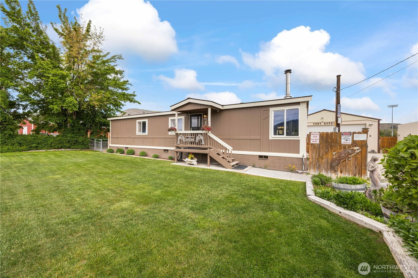 Property Photo: 916 Sunset Drive WA 98812