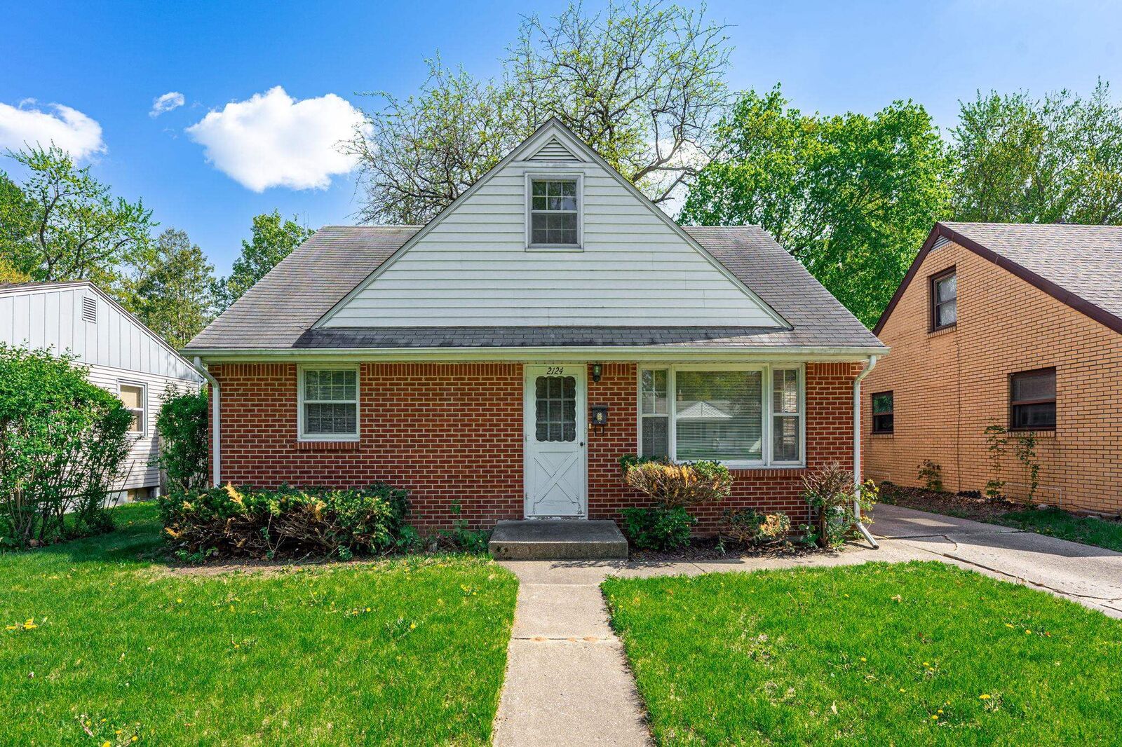 Property Photo: 2124 Paradise Boulevard IL 61103
