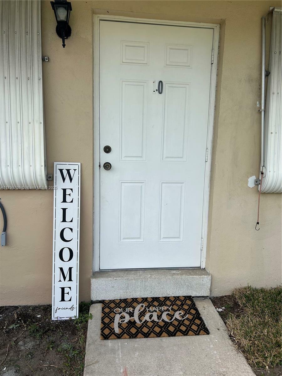 Property Photo: 2901 Polk St 10 FL 33020