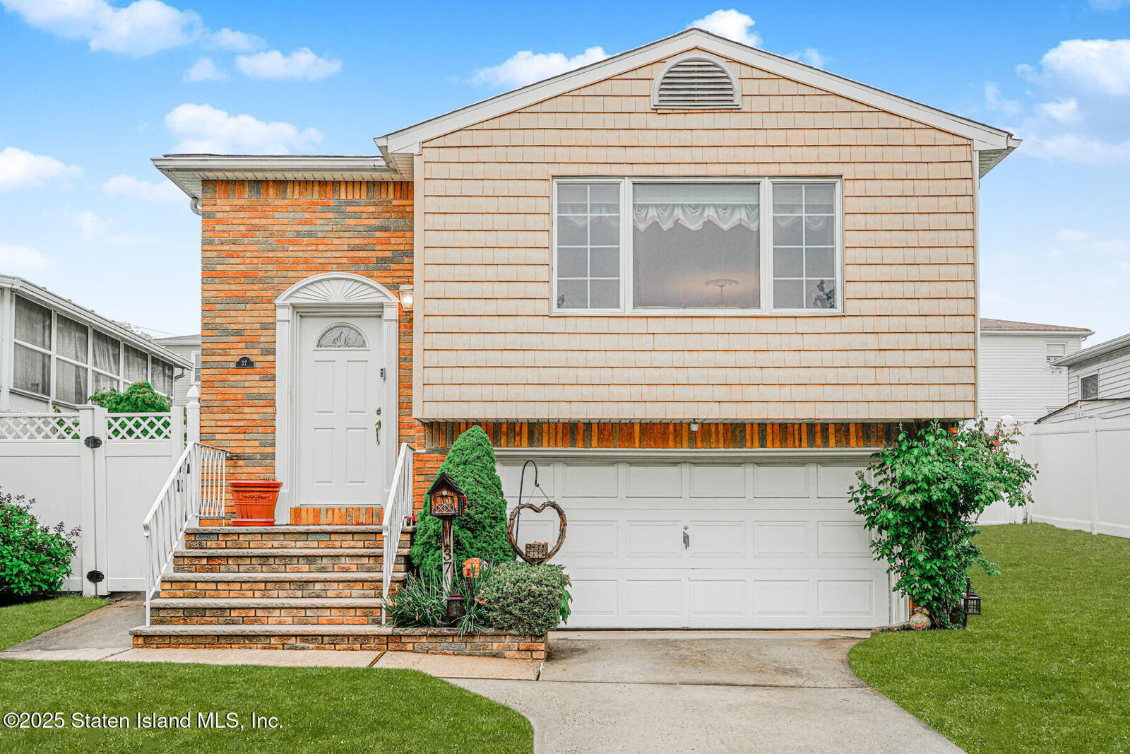 Property Photo:  37 Ashland Avenue E  NY 10312 