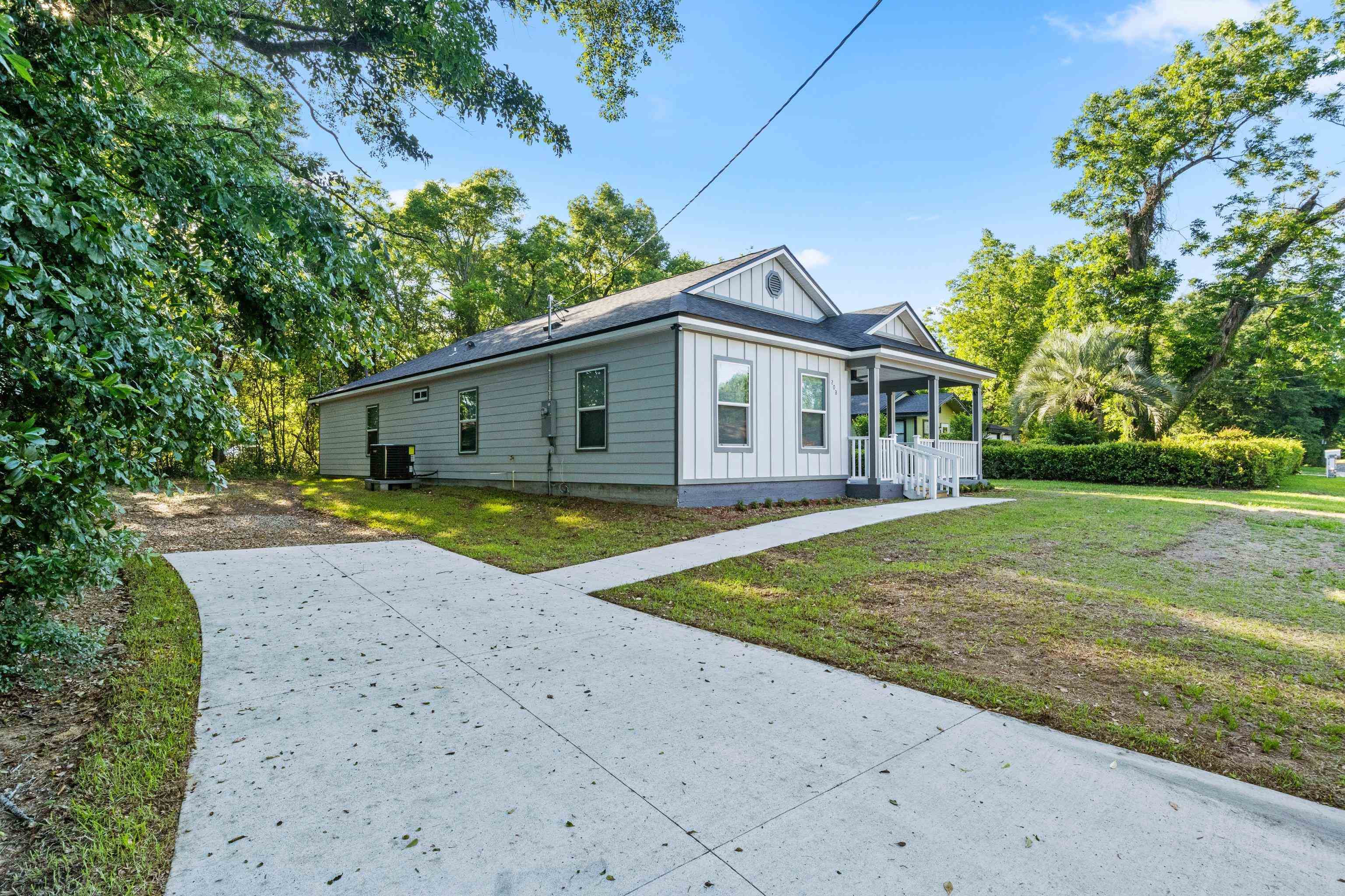 Property Photo: 208 N Lowe Street FL 32351