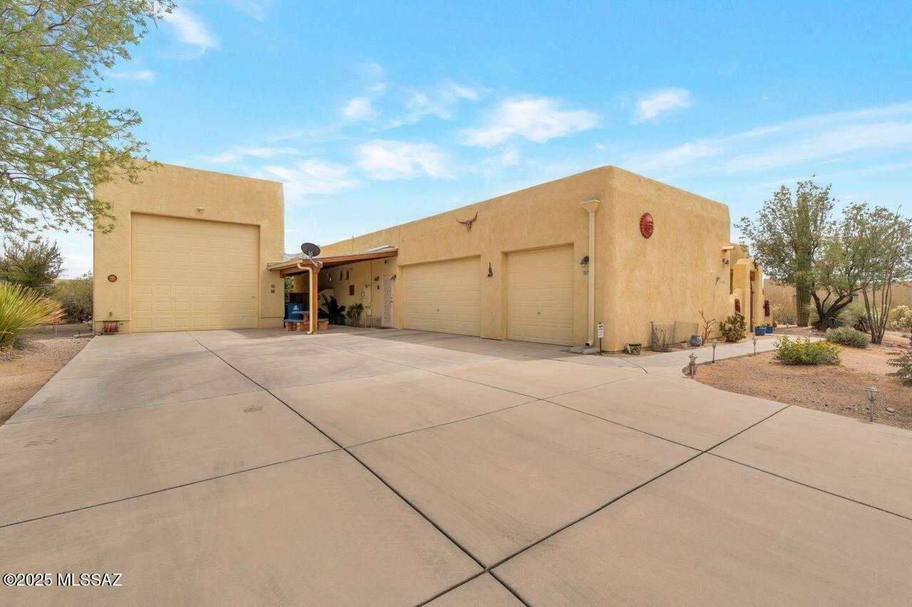 Property Photo: 7871 W Tree Frog Trail AZ 85735