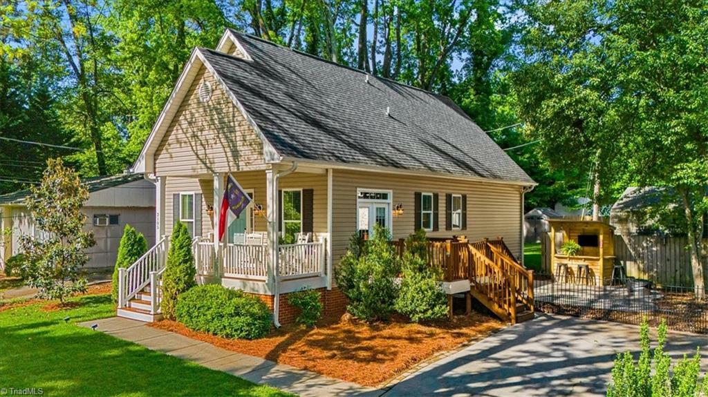 Property Photo: 2105 Dellwood Drive NC 27408