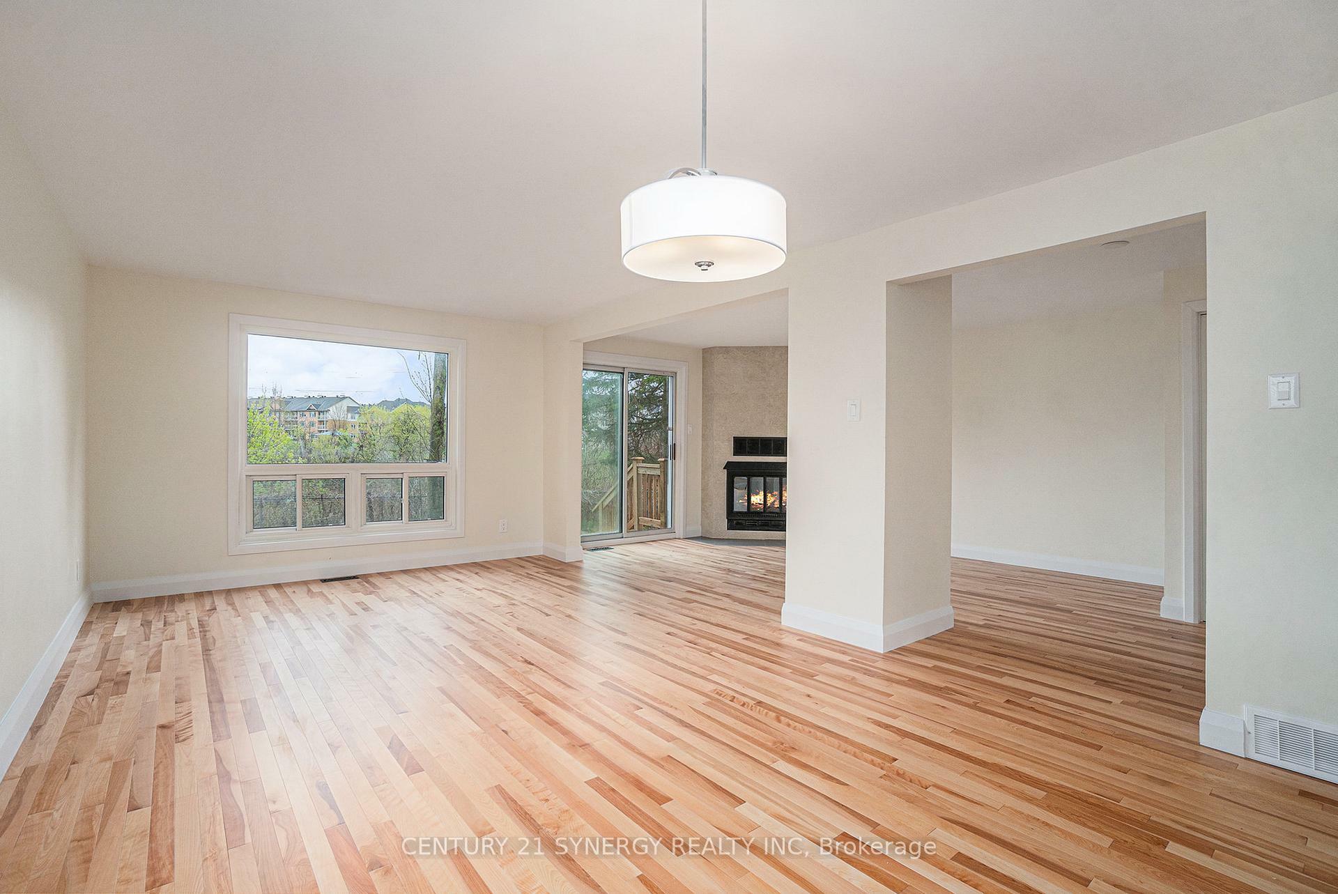 Photo de la propriété: 102 Coolspring Crescent ON K2E 7M8