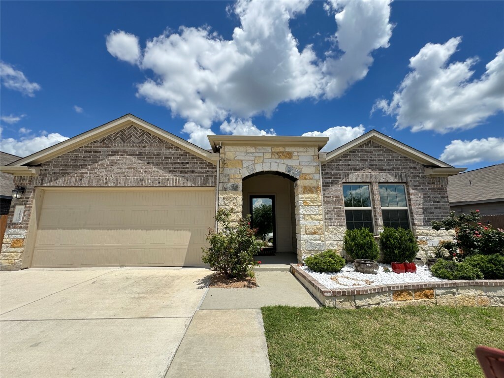 Property Photo: 105 Pearland Street TX 78634