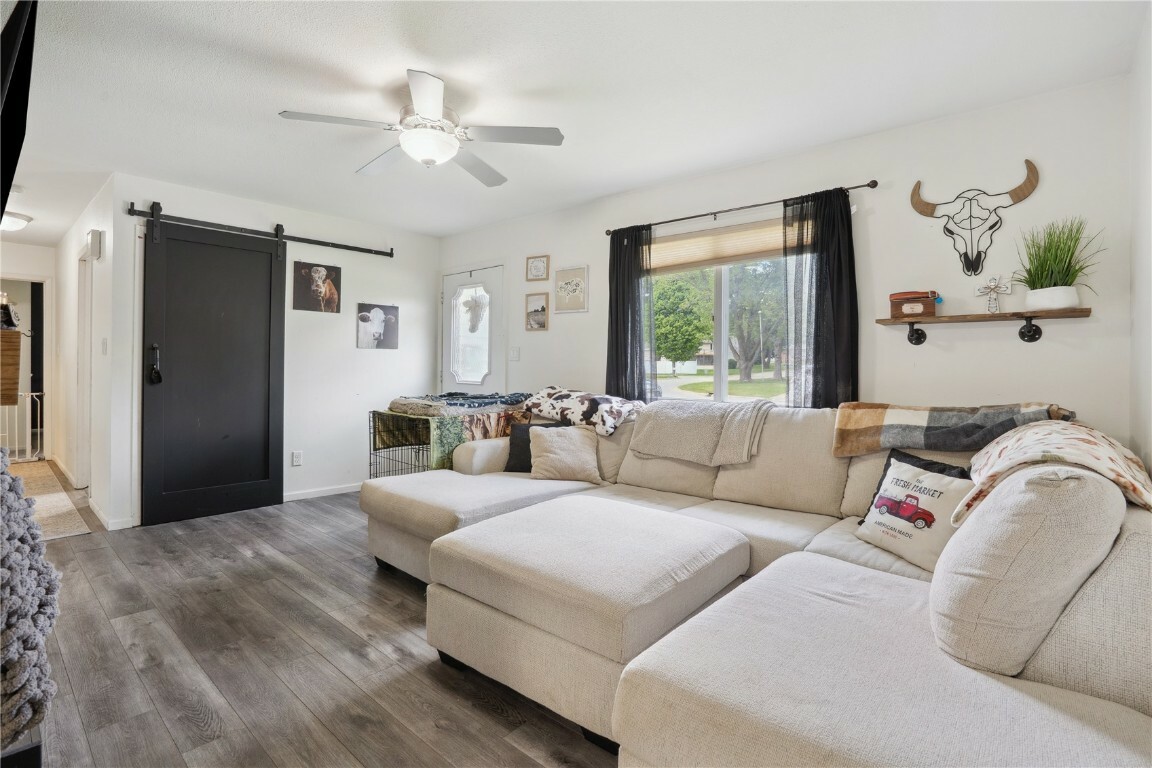 Property Photo: 906 W 18th Street IA 52349