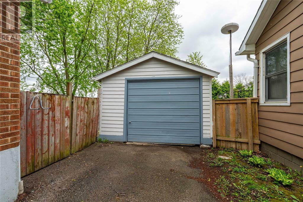 Photo de la propriété: 42 Warwick Drive ON N8A 3N4