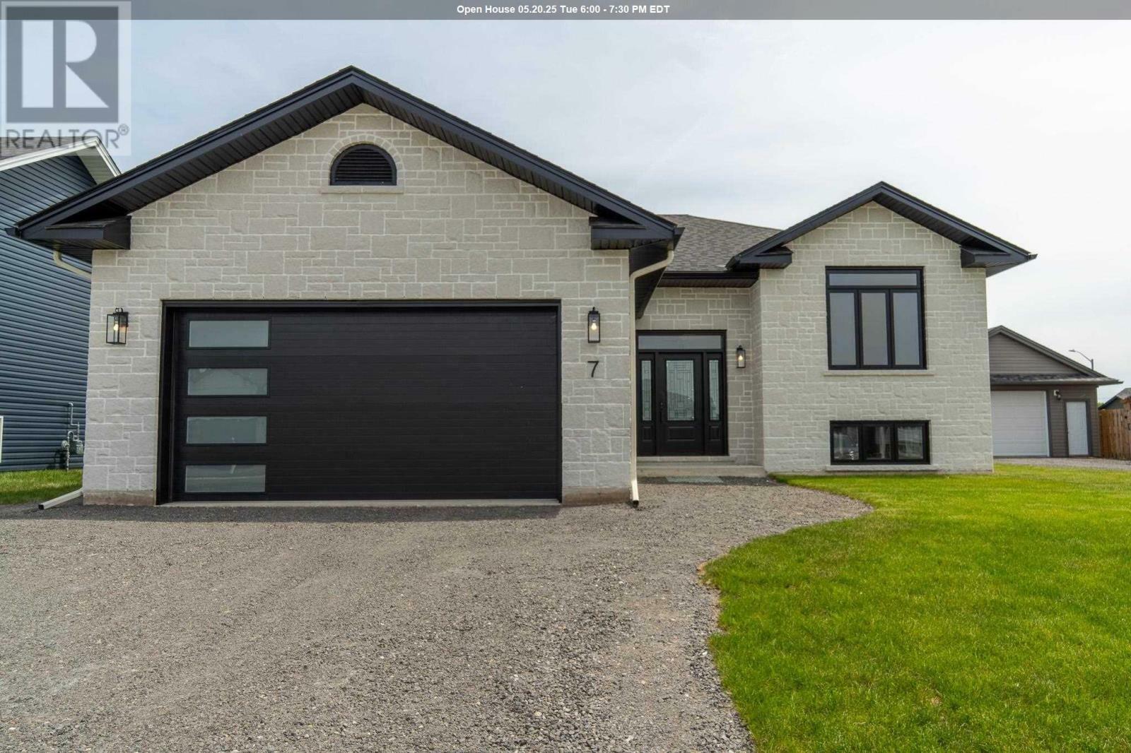 Property Photo: 7 Noah Dr ON P6C 6E6