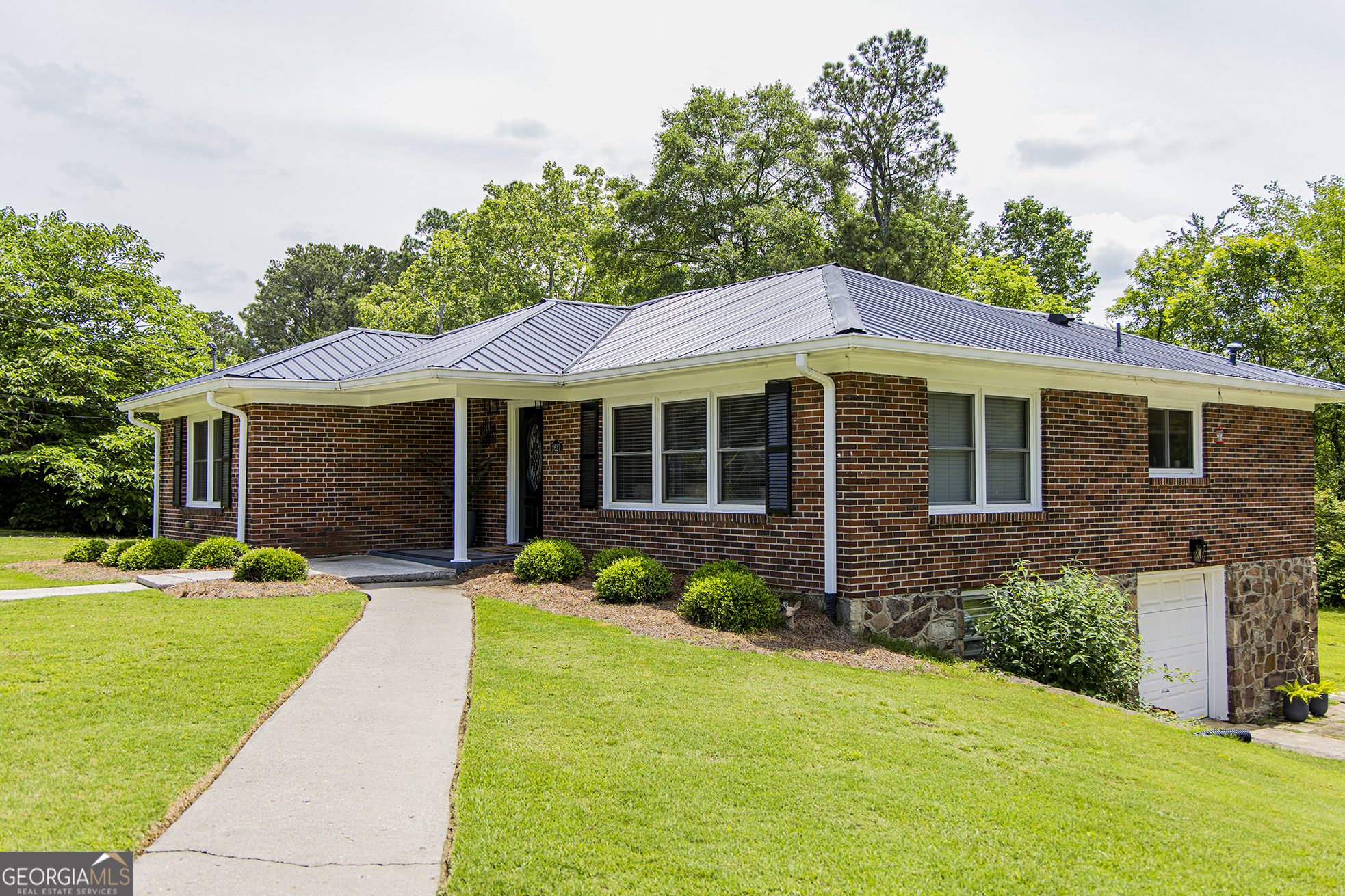 Property Photo: 2627 Lakeridge Circle NW GA 30165