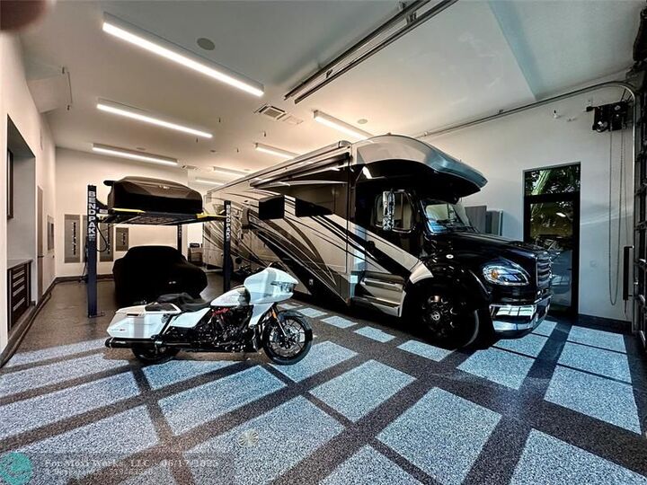 Property Photo:  725 Poinciana Dr  FL 33301