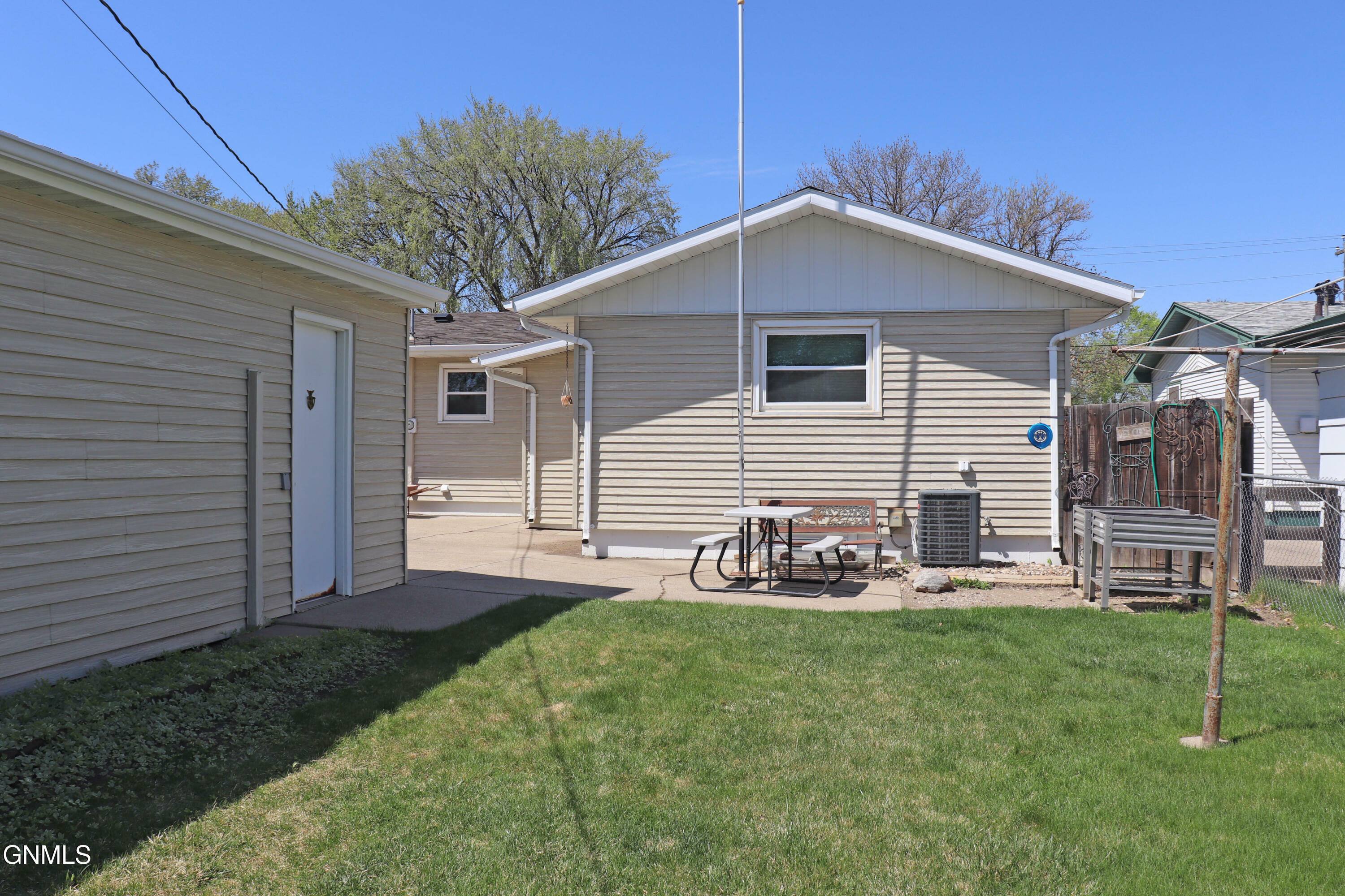 Property Photo: 729 S 16th Street ND 58504