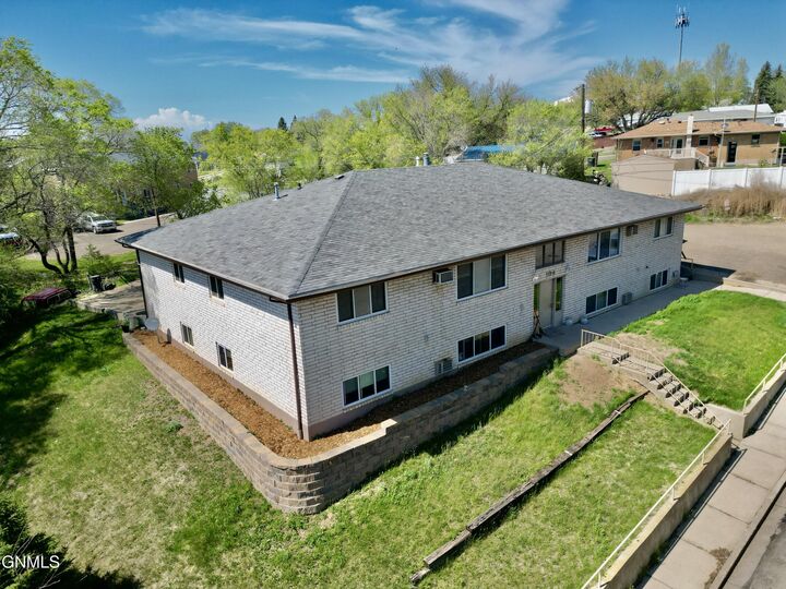 Property Photo:  104 6th Street NE  ND 58554 
