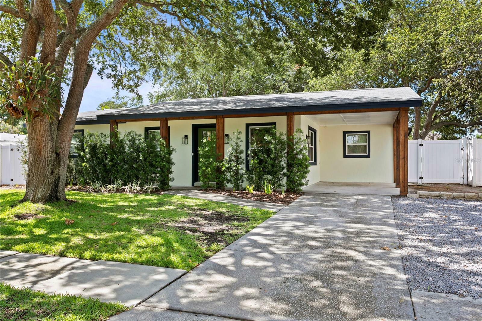 Property Photo: 2912 W Winthrop Road FL 33611