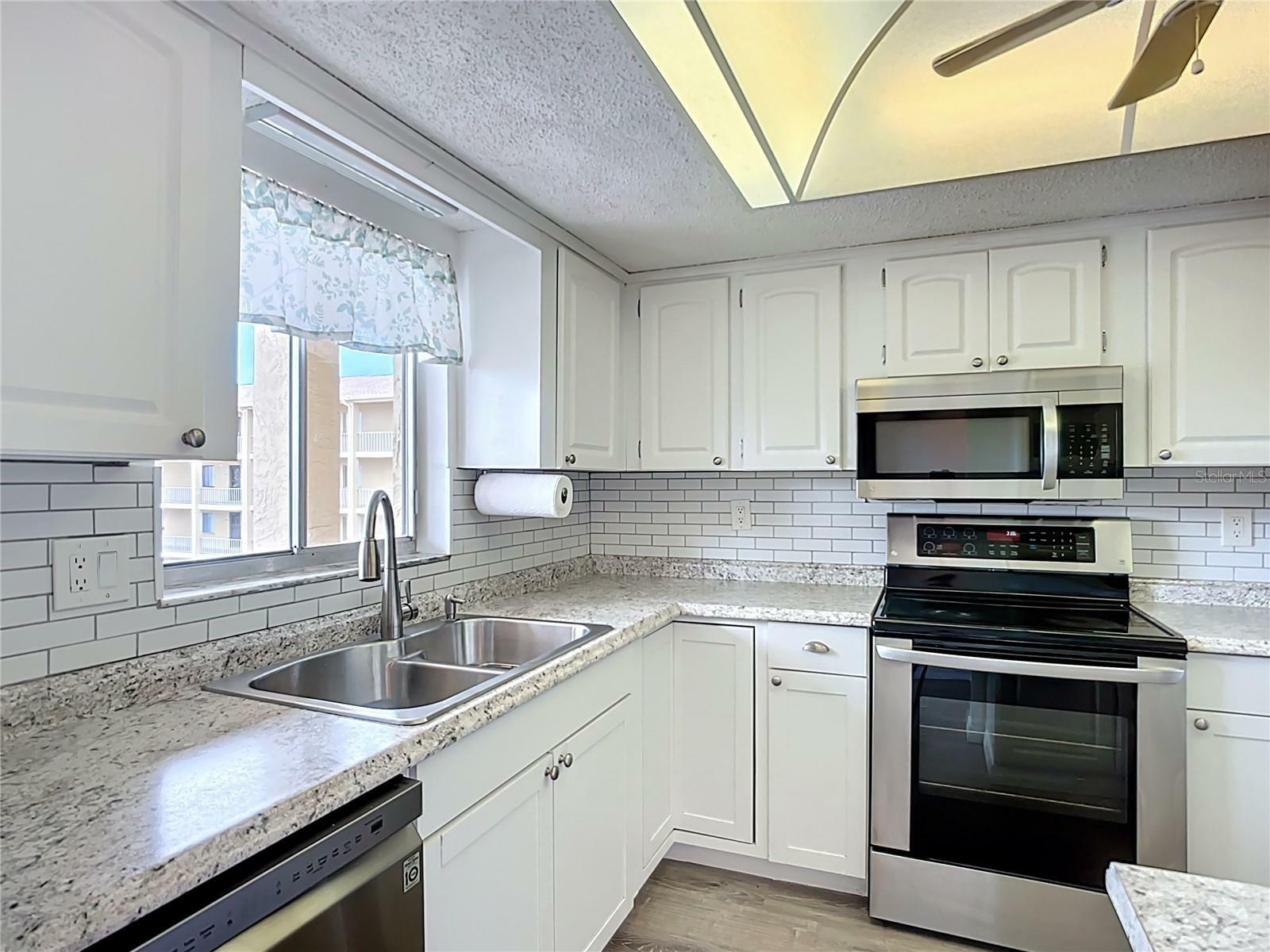 Property Photo: 3702 Lake Bayshore K-412 Drive 412 FL 34205