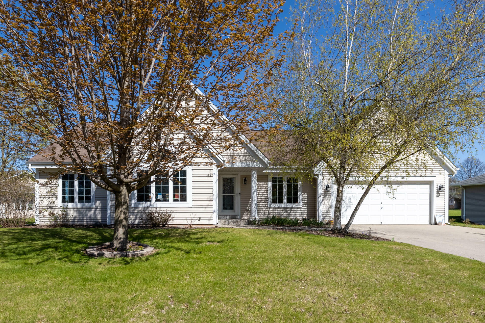 Property Photo: 516 Sara'S Ct WI 53086