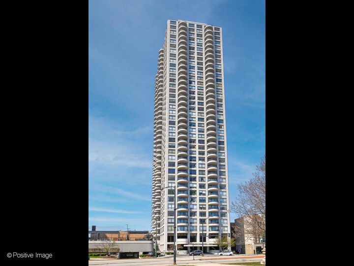 2020 N Lincoln Park West 4F  Chicago IL 60614 photo