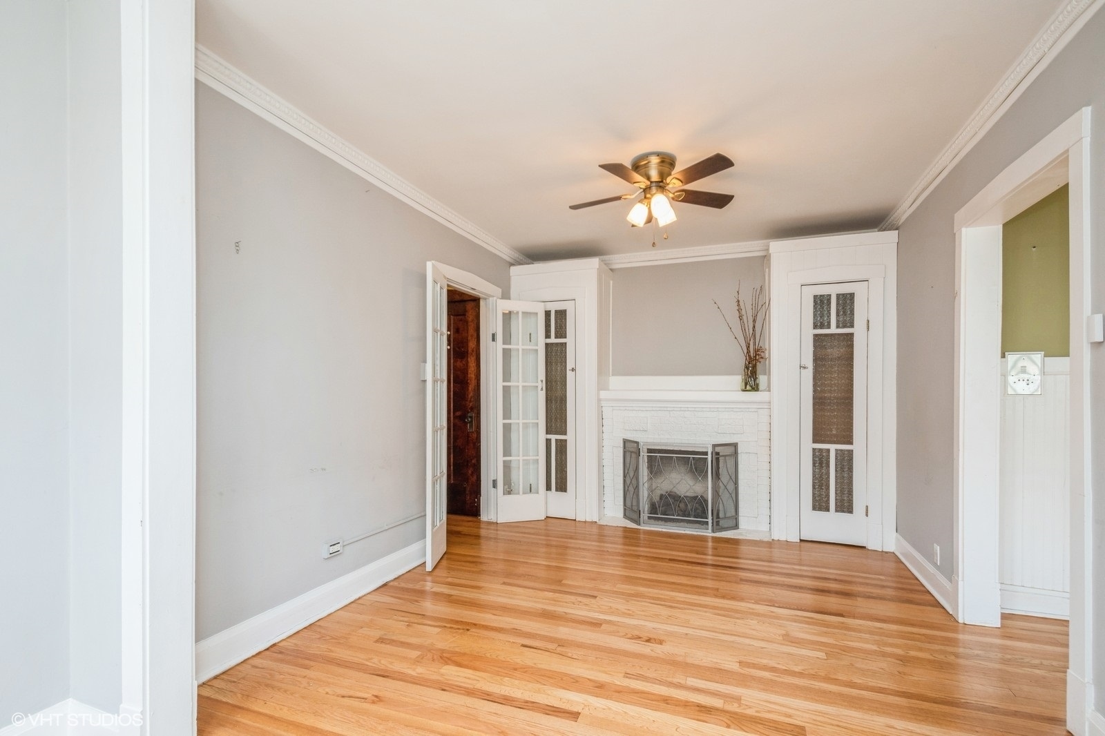 Property Photo: 1225 W Jarvis Avenue 3 IL 60626