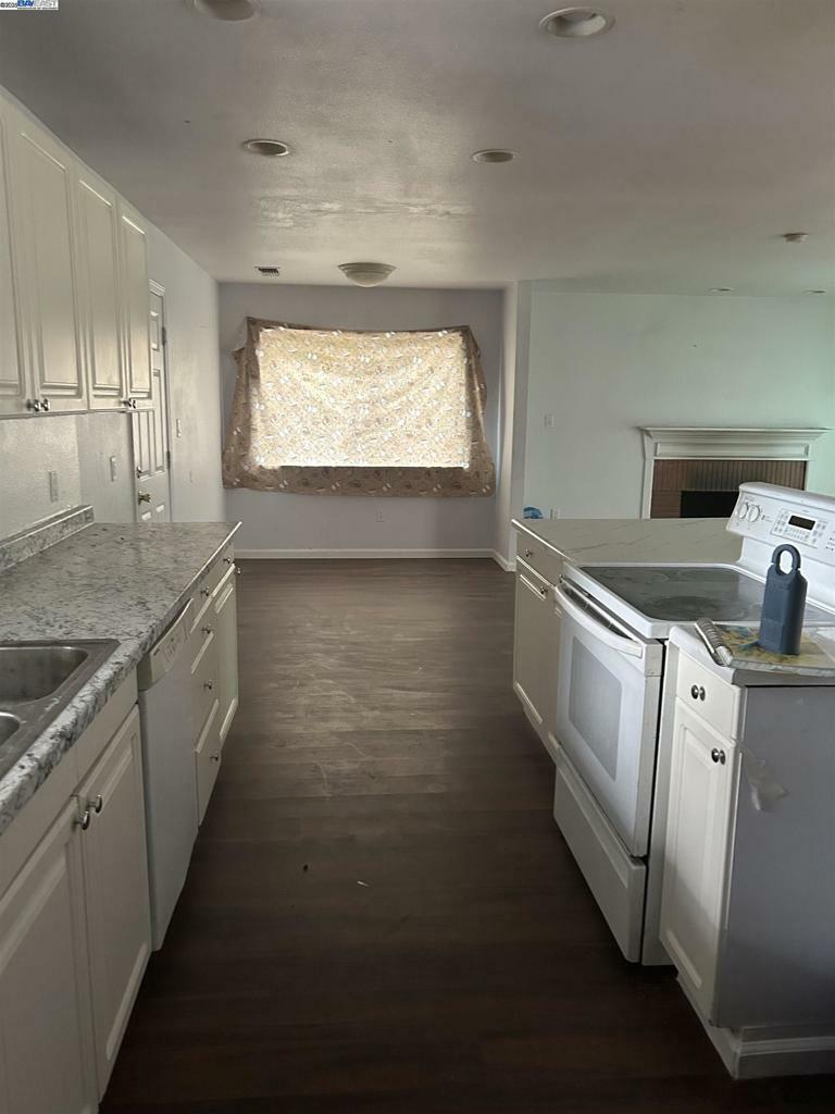 Property Photo: 2183 Meadowview Rd CA 95832-1213