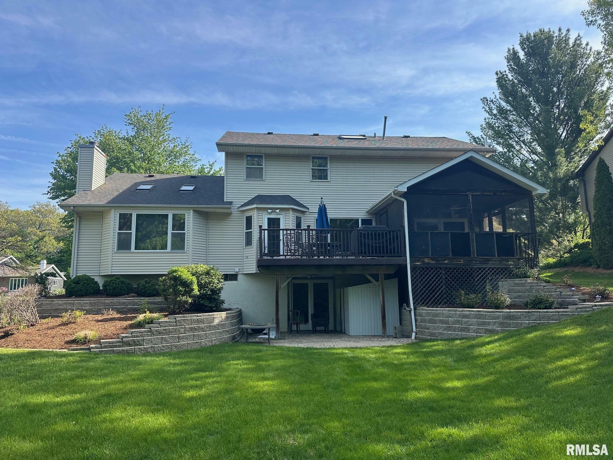 Property Photo: 303 E White Oak Court IL 61611