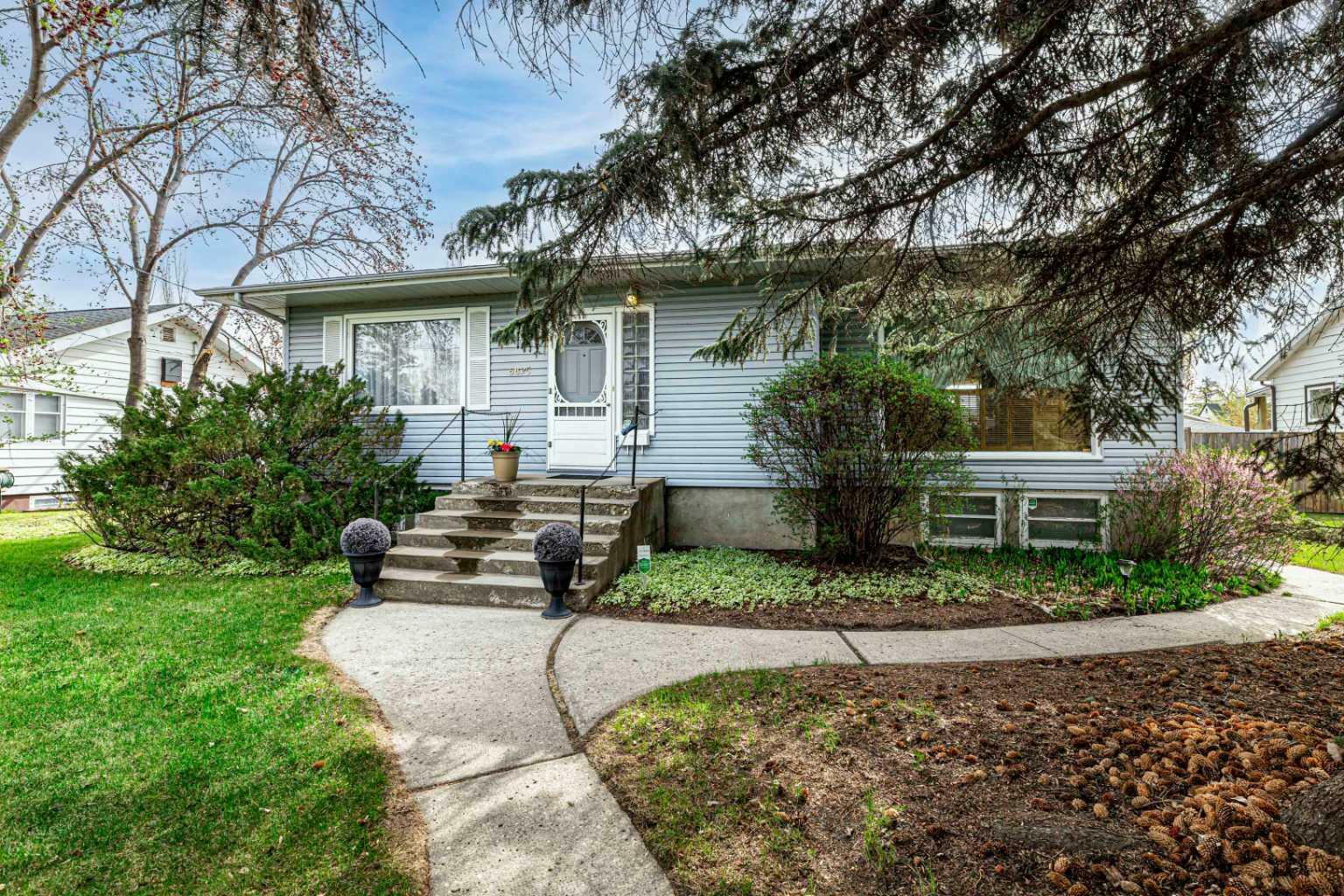 Property Photo: 5825 45 Avenue AB T4N 3M1