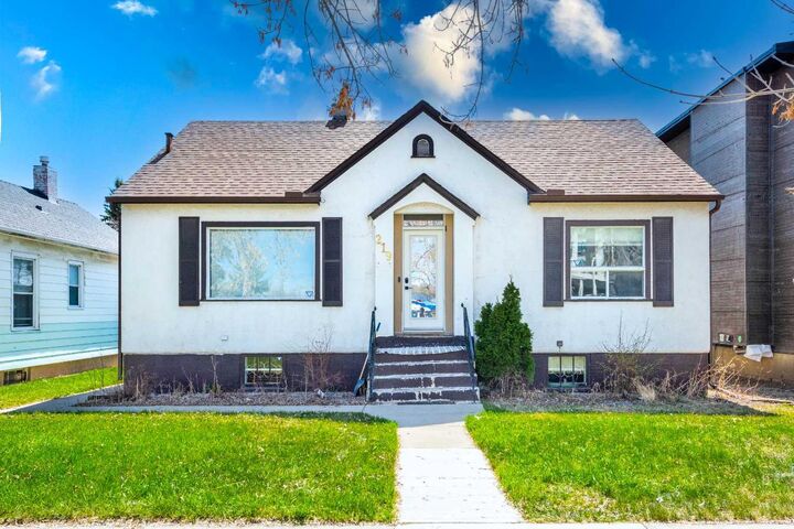 219 15 Avenue NE  Calgary AB T2E 1H1 photo