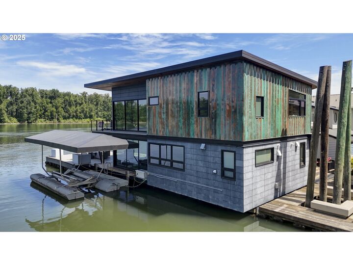 Property Photo: 3939 N Marine Dr 12 OR 97217