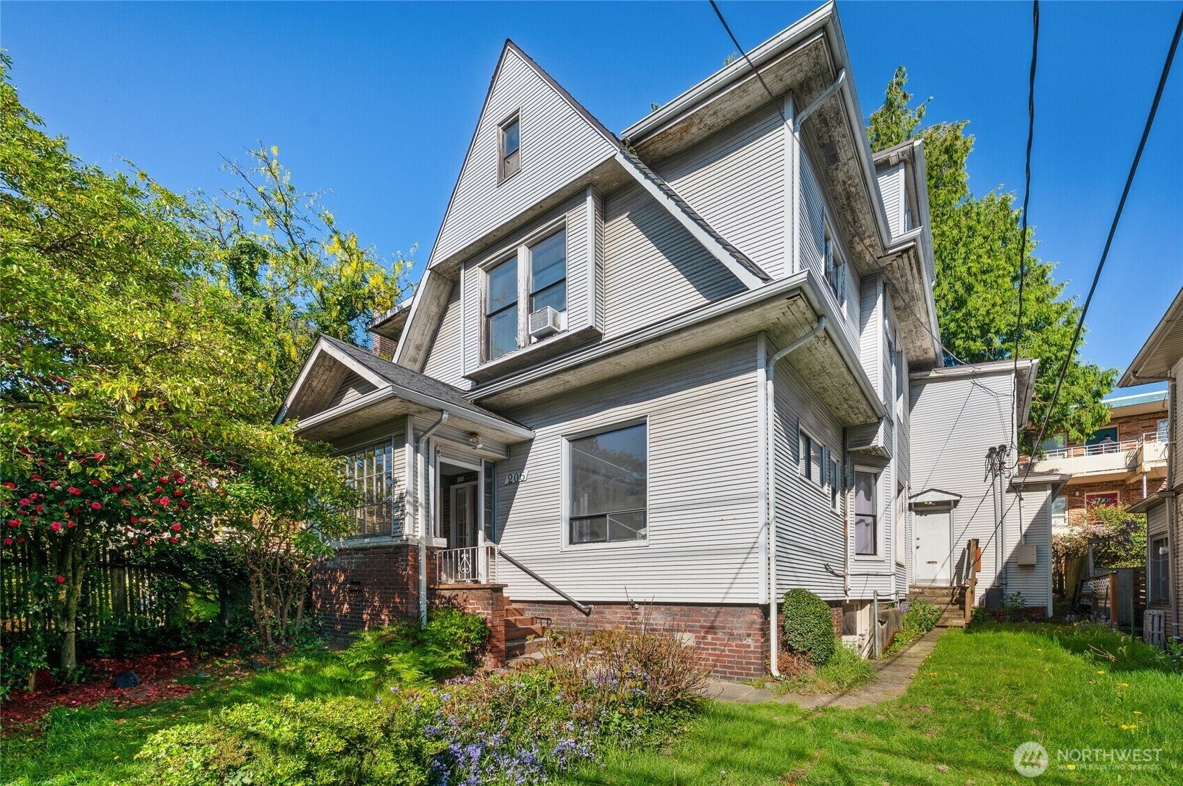 Property Photo: 206 12th Avenue E WA 98102