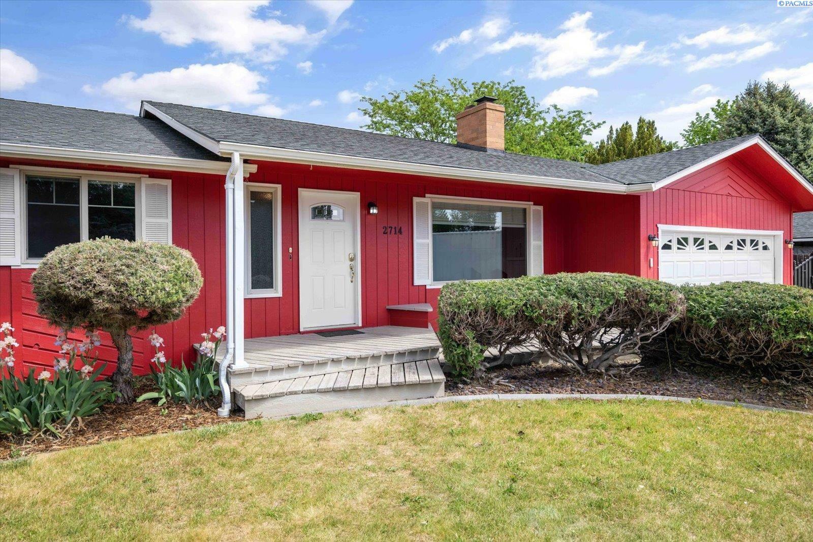 Property Photo:  2714 W John Day Ave  WA 99336 