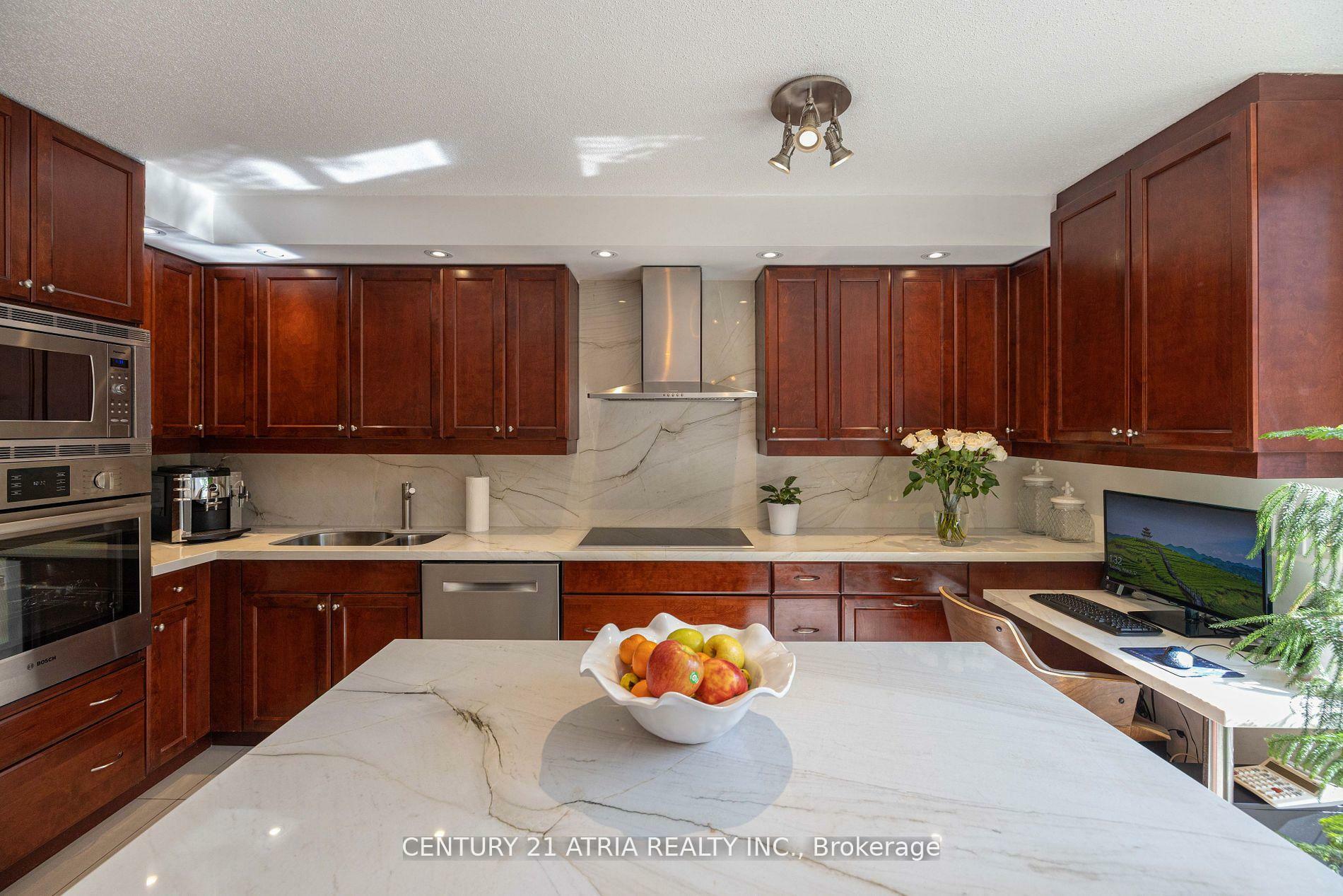 Property Photo: 28 Admiral Road Th4 ON M5R 2L5