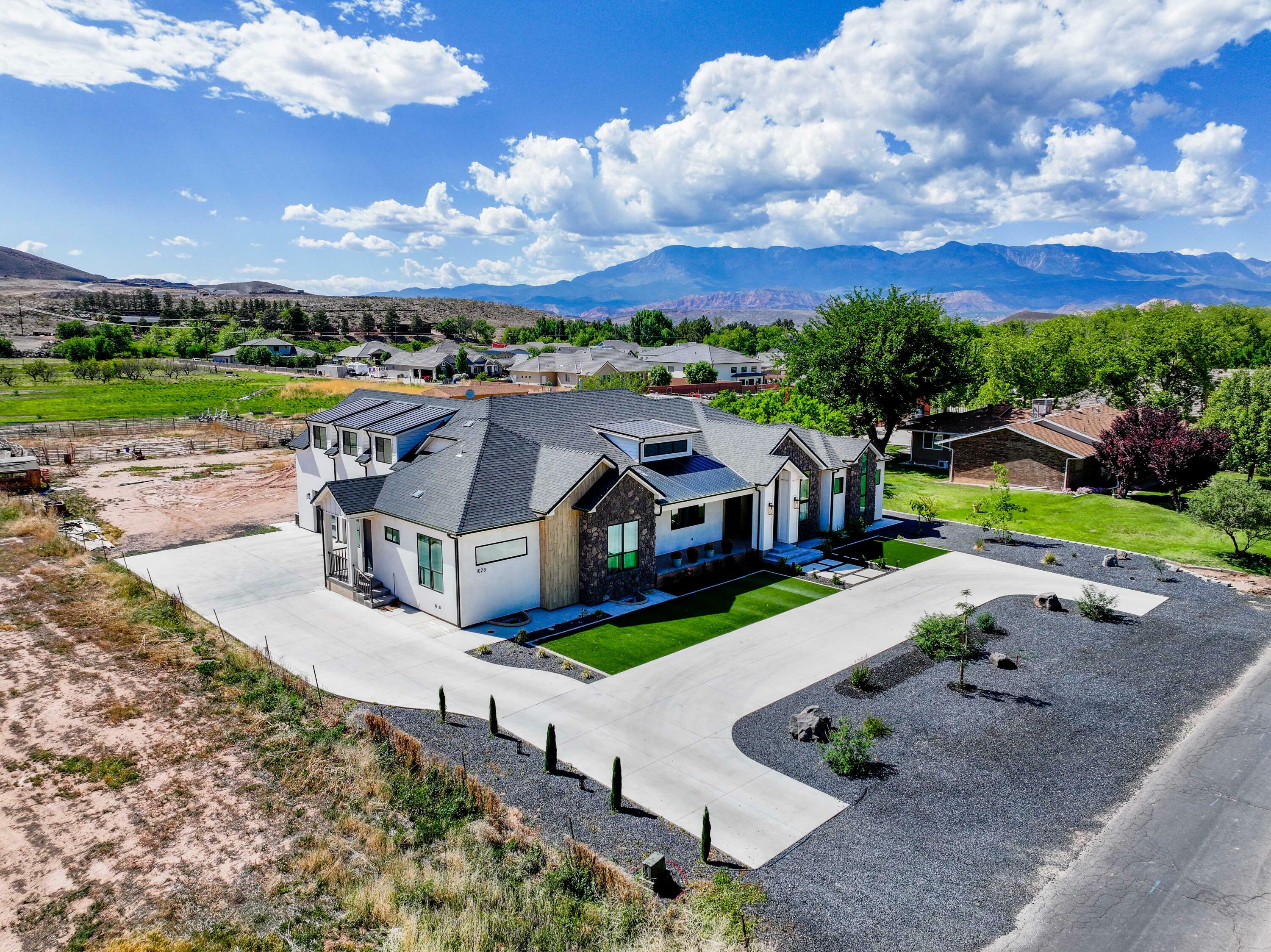 Property Photo: 1028 S 920 W UT 84737