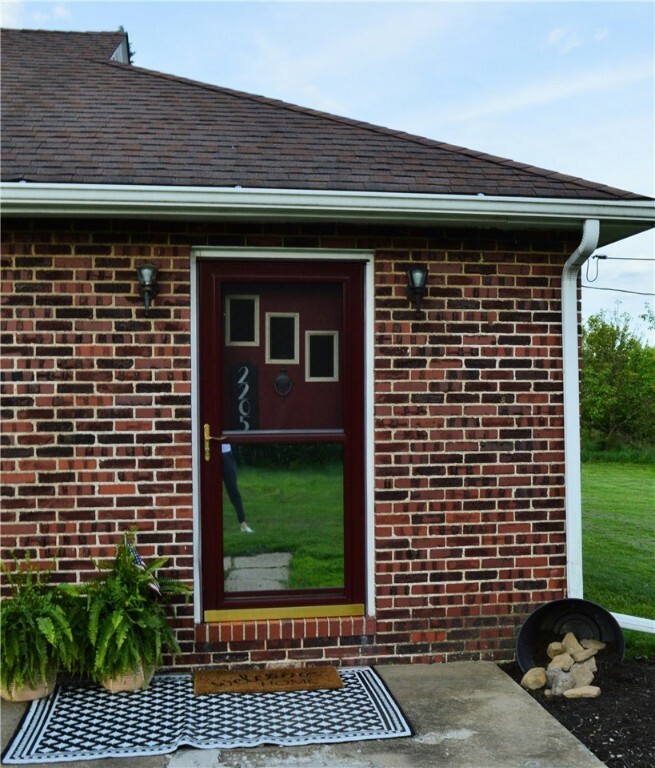 Property Photo: 2205 Dellenbaugh Rd PA 15084