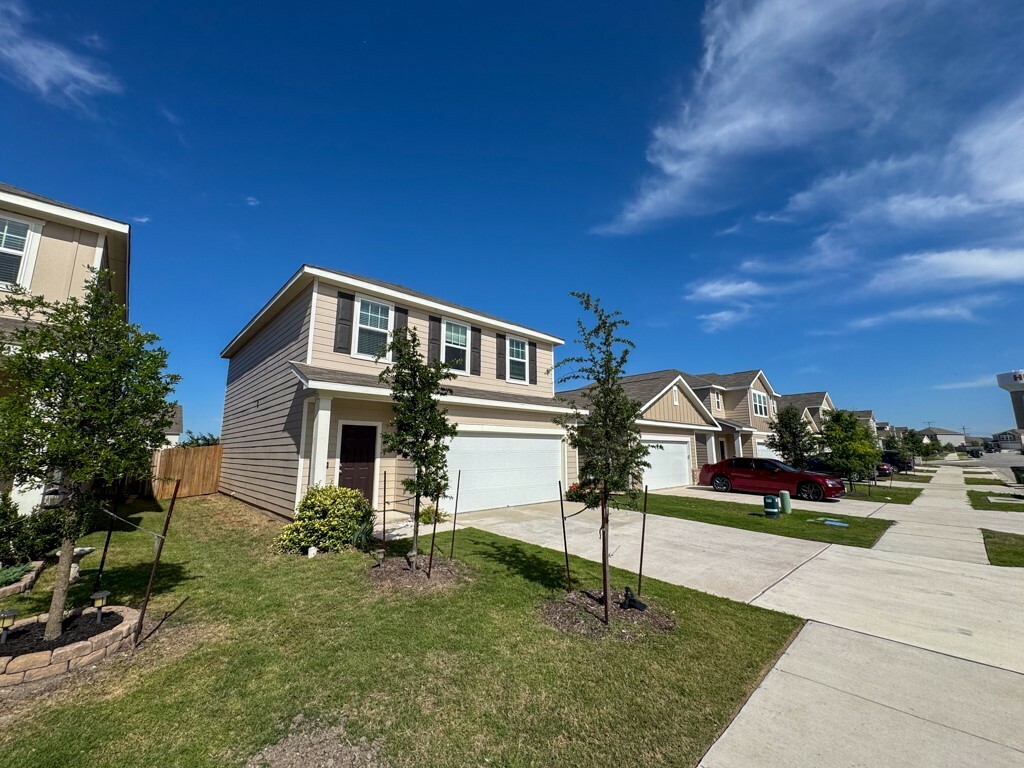 Property Photo: 208 Gemsbok Road TX 78634