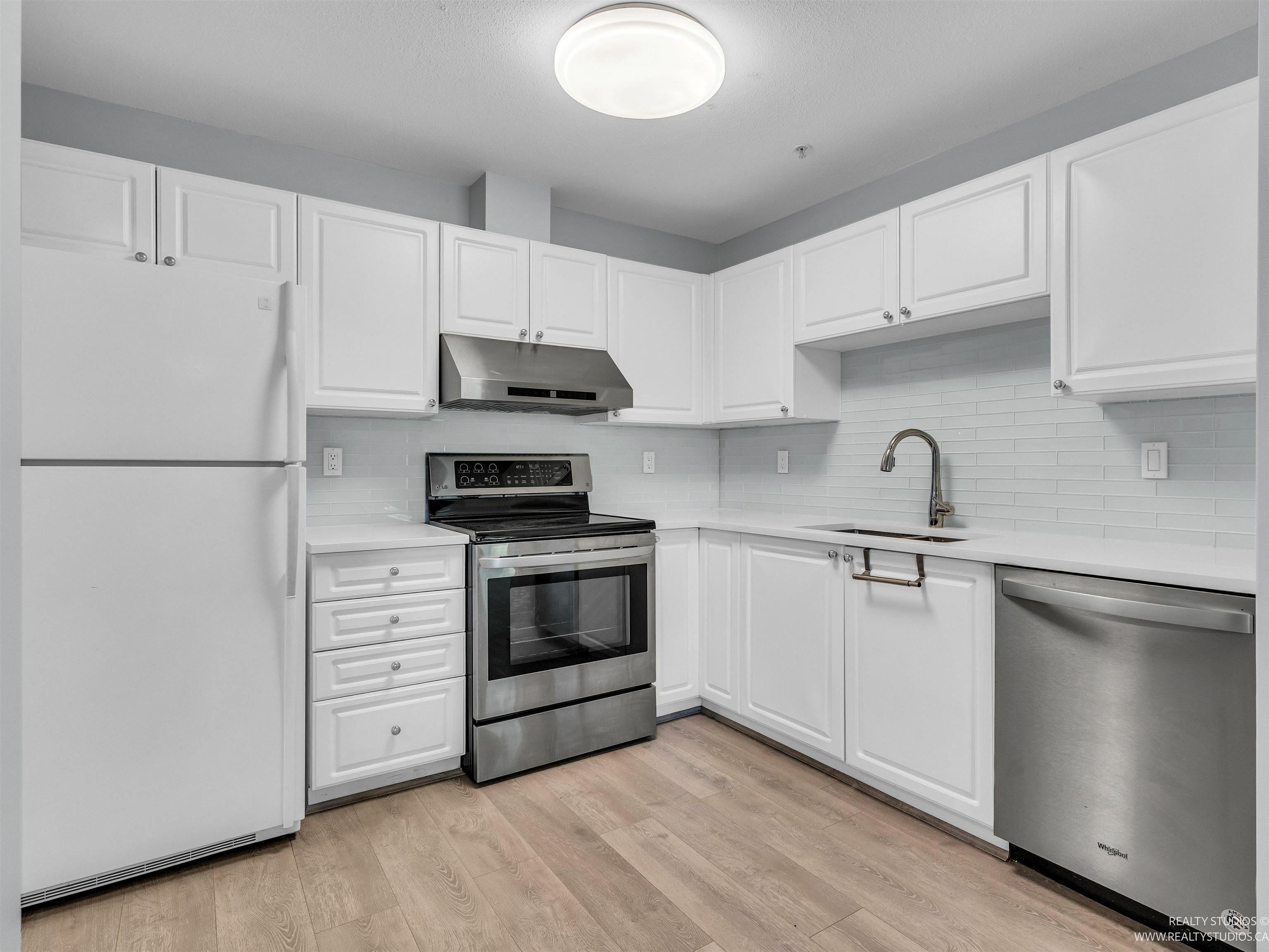 Property Photo: 519 Twelfth Street 105 BC V3M 6V9