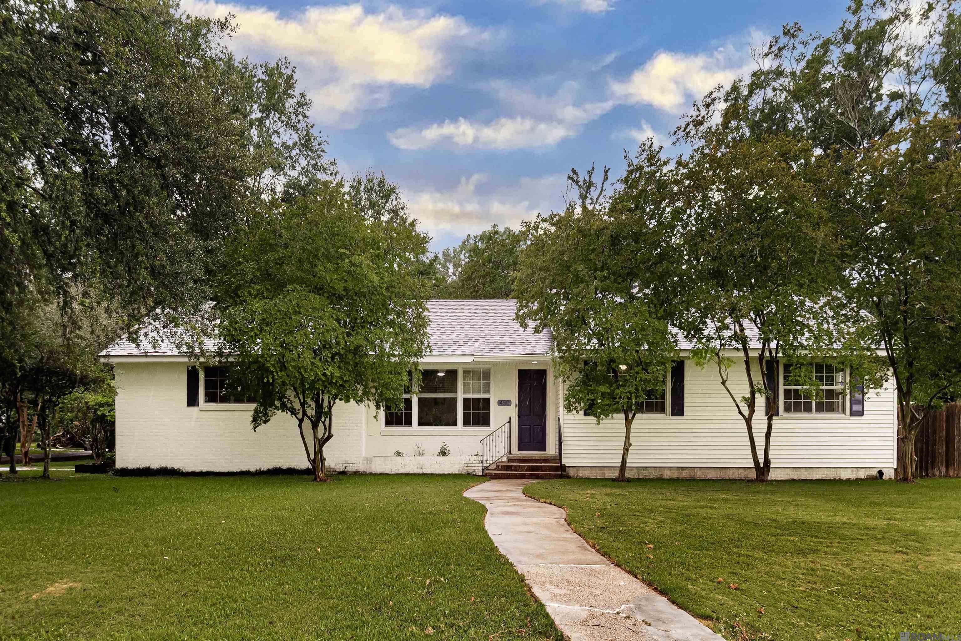 Property Photo: 450 E Riveroaks Dr LA 70815