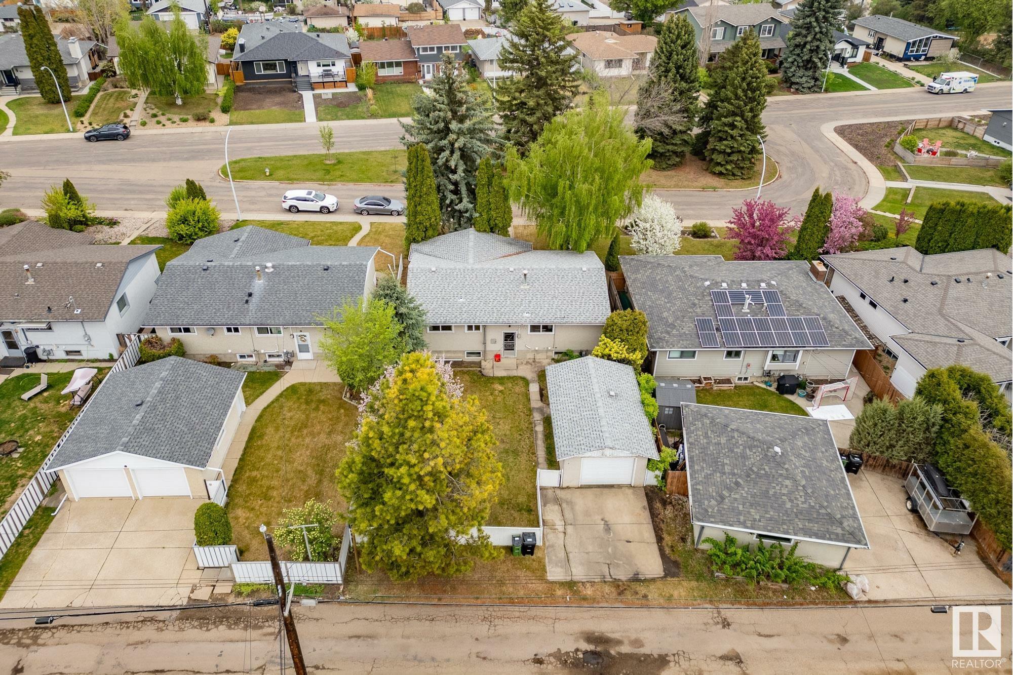 Photo de la propriété: 7711 106A Avenue NW AB T6A 1K5