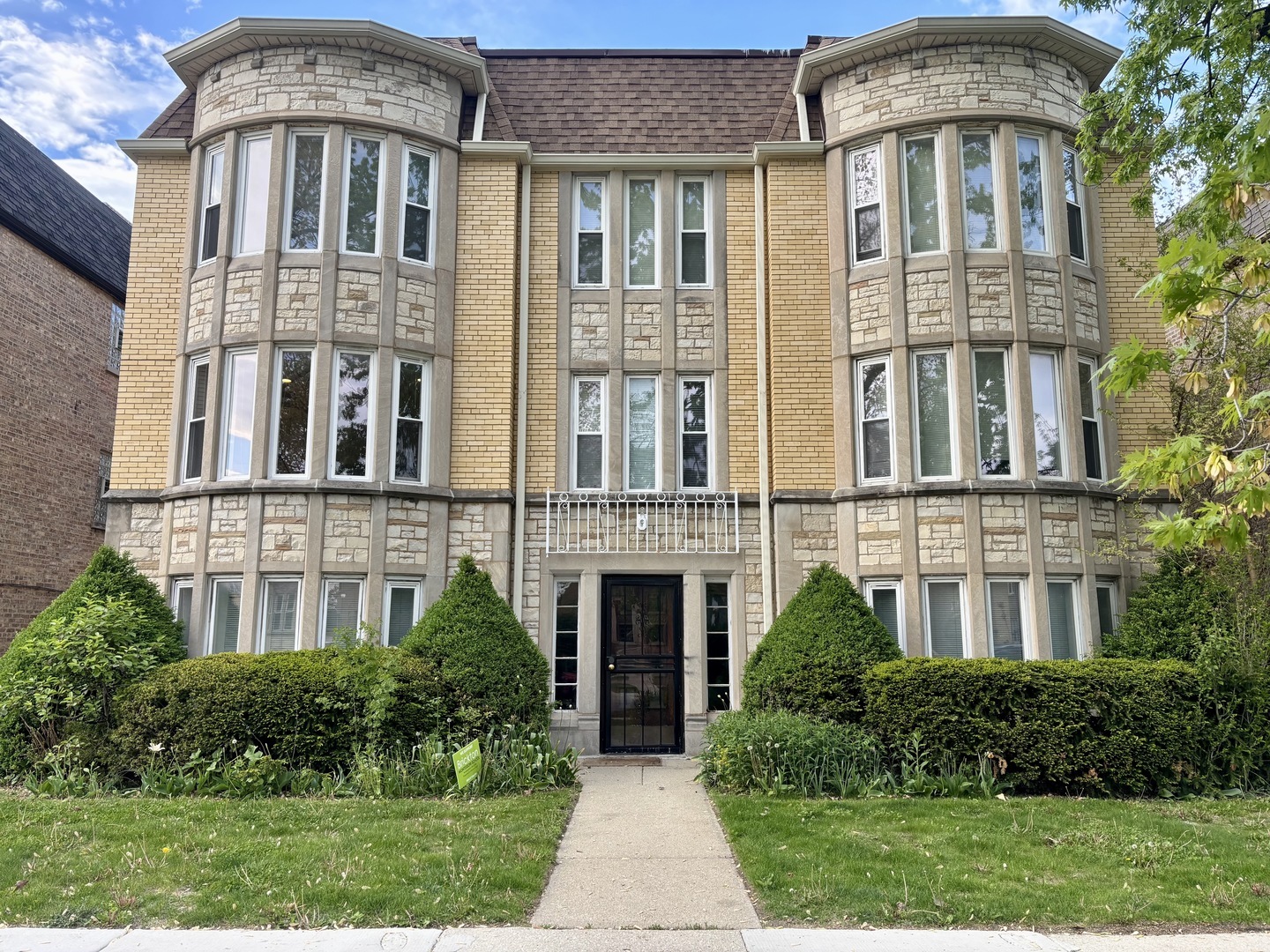 Property Photo: 6660 W Devon Avenue 1W IL 60631