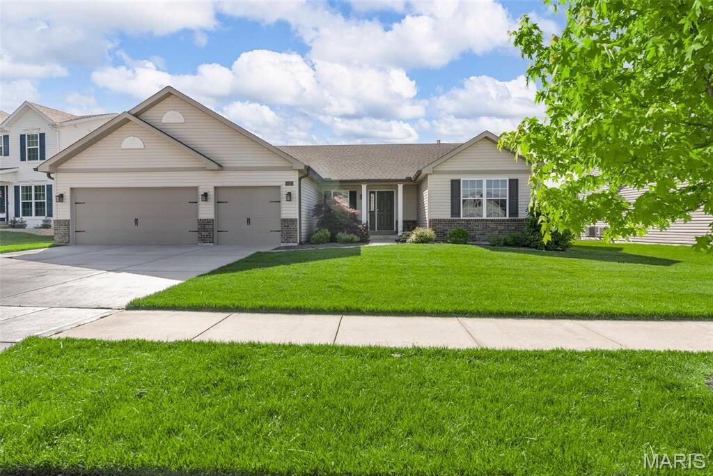 Property Photo: 435 Charlestowne Place Drive MO 63301