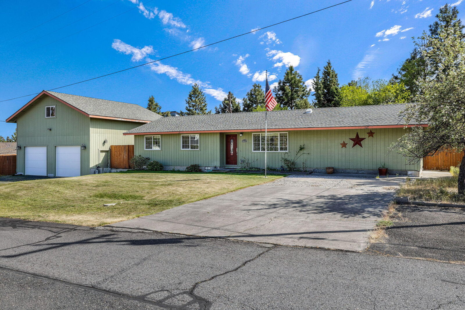 Property Photo:  20607 Independence Way  OR 97701 