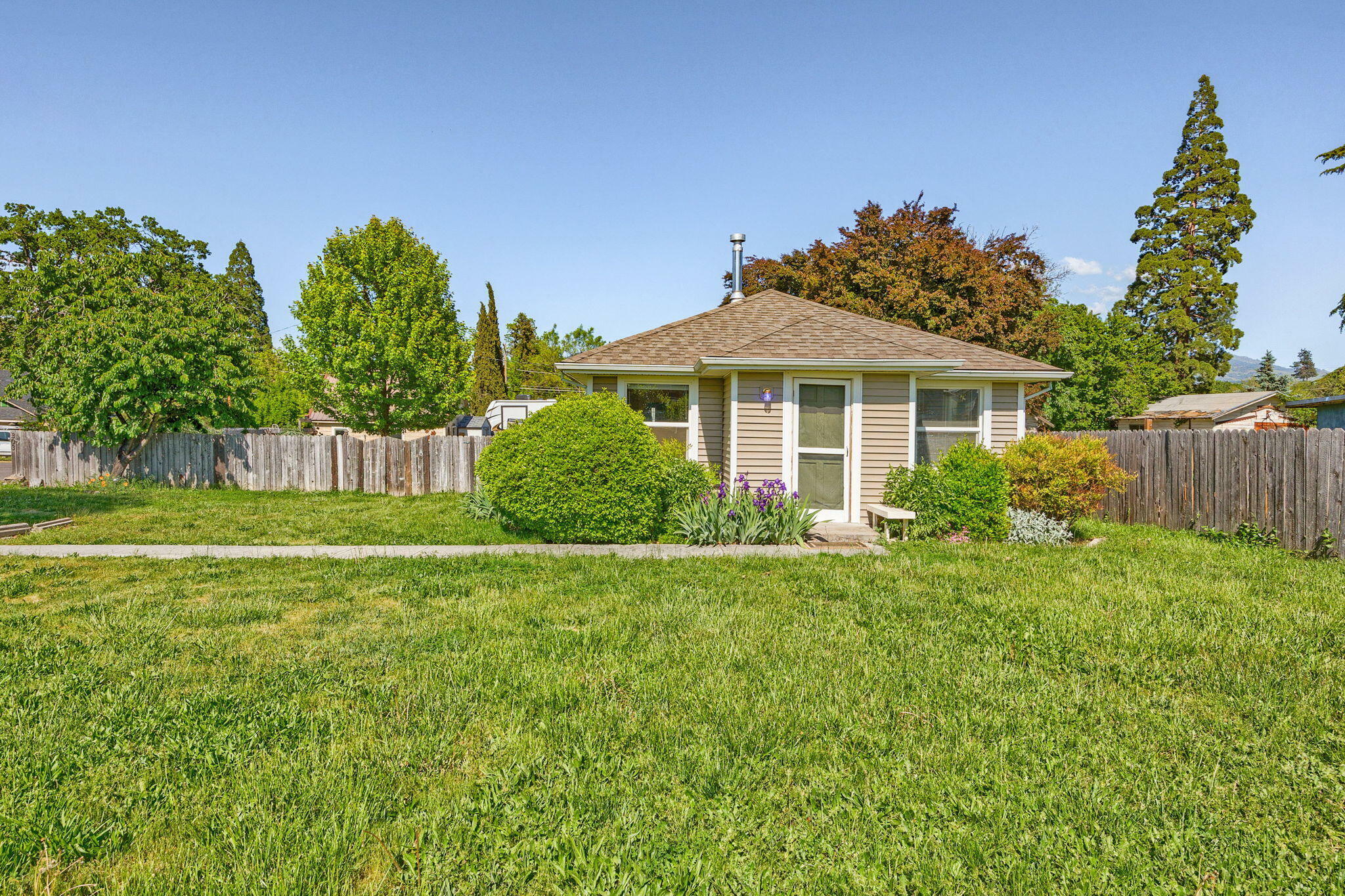Property Photo: 303 C Street OR 97535